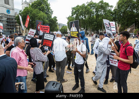 London, Großbritannien. 23. Juli 2018. Die Gegner einer Besuch in Großbritannien von Emir von Katar Tamim Bin Hamad Al Thani Protest im Parlament Platz gegen Katarische Unterstützung für extremistische und terroristische Gruppen. Es war auch ein kleiner counter-Protest. Emir Tamim wird voraussichtlich mit Premierminister Theresa May bei seinem Besuch. Credit: Mark Kerrison/Alamy leben Nachrichten Stockfoto