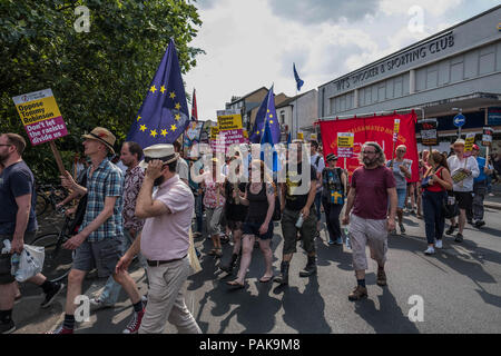 Cambridge, Cambridgeshire, Großbritannien. 21. Juli 2018. Personen EU-Flaggen auf der Gegendemonstration des Freien Tommy Robinson Protest in Cambridge. Proteste Aufruf für die Freilassung von Tommy Robinson haben eine wachsende Tendenz über Großbritannien geworden, seit seiner Inhaftierung im Mai. Die öffentliche Meinung über Großbritannien in Bezug auf Tommy Robinson und das Problem der Freiheit der Rede im Vereinigten Königreich aufgeteilt. Credit: Edward Crawford/SOPA Images/ZUMA Draht/Alamy leben Nachrichten Stockfoto