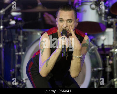 Berlin, Deutschland. 23. Juli 2018. Dave Gahan, Sänger und Frontmann der Gesang der Band 'Depeche Mode' während das letzte Konzert der Band 'Global Spirit' World Tour in der Waldbühne. Credit: Soeren Stache/dpa/Alamy leben Nachrichten Stockfoto