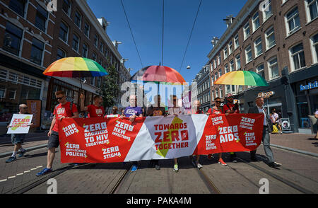 Amsterdam, Niederlande. 23. Juli 2018. Die Teilnehmer in einem Juli 23 Marsch durch die Straßen von Amsterdam, Niederlande, Aufruf für eine bessere Politik zu HIV und AIDS. Im März fand am ersten Tag der internationalen AIDS Konferenz 2018. Credit: Paul Jeffrey/Alamy leben Nachrichten Stockfoto