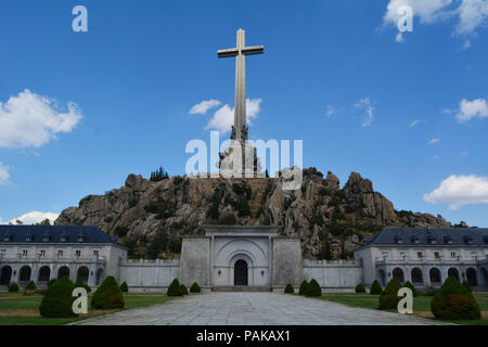 Das "Tal der Gefallenen" ist eine Spanische monumentalen Komplex zwischen 1940 und 1958 in der Ortschaft El Escorial erbaut, in der Gemeinschaft von Madrid. Das Kreuz ist 150 Meter hoch. Francisco Franco (1892-1975) Leiter der spanischen Regierung zwischen 1938 und 1973 bestellt der Bau dieses Monument, wo seine sterblichen Überreste ruhen mit 33,872 Kämpfer des Bürgerkriegs, der Zugehörigkeit zu beiden Seiten. Es ist das größte Massengrab in Spanien. Es ist der einzige Ort in der Europäischen Union, wo ein Diktator gehalten ist Kult und Speicher. Franco war Allied mit Adolf Hitler im Zweiten Weltkrieg. Die aktuelle Regierung anno Stockfoto