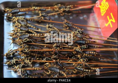 China. 24. Juli, 2018. Qingdao, China - Gebratene Insekten einschließlich der Scorpions, Tausendfüßler und Heuschrecken auf der 28. Internationalen Qingdao Bierfest in Qingdao gesehen werden kann, der ostchinesischen Provinz Shandong. Gebratene Insekten sind beliebte Snacks in China obwohl die Nahrung suchen furchtsam. Credit: SIPA Asien/ZUMA Draht/Alamy leben Nachrichten Stockfoto