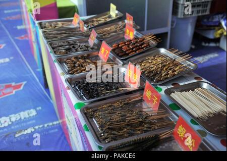 China. 24. Juli, 2018. Qingdao, China - Gebratene Insekten einschließlich der Scorpions, Tausendfüßler und Heuschrecken auf der 28. Internationalen Qingdao Bierfest in Qingdao gesehen werden kann, der ostchinesischen Provinz Shandong. Gebratene Insekten sind beliebte Snacks in China obwohl die Nahrung suchen furchtsam. Credit: SIPA Asien/ZUMA Draht/Alamy leben Nachrichten Stockfoto