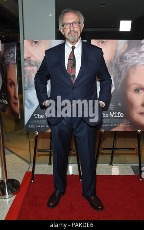 West Hollywood, Kalifornien, USA. 23. Juli 2018. Jonathan Pryce kommt für die Premiere des Films "Die Frau" im Pacific Design Center Silverscreen Theater. Credit: Lisa O'Connor/ZUMA Draht/Alamy leben Nachrichten Stockfoto