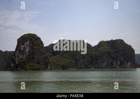 Ha, Ha Long, China. 24. Juli, 2018. Vietnam-Ha Long Bay ist ein UNESCO-Weltkulturerbe und beliebtes Reiseziel in der Provinz Quang Ninh, Vietnam. Die Bucht verfügt über Tausende von Kalkstein Karst und Inseln in verschiedenen Formen und Größen. Ha Long Bay ist ein Zentrum eines größeren Zone mit Bai Tu Long Bucht im Nordosten, und Cat Ba Insel im Südwesten. Diese größeren Zonen haben eine ähnliche geologische, geographische, geomorphologischen, klimatischen und kulturellen Zeichen. Credit: SIPA Asien/ZUMA Draht/Alamy leben Nachrichten Stockfoto