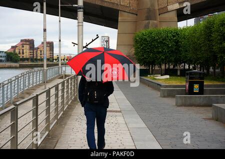 Glasgow, UK. 24. Juli 2018. Wetter Großbritannien: Glasgow Gesichter ein Morgen Nieselregen während Rest der UK für eine Hitzewelle vorbereitet. Credit: Pawel Pietraszewski/Alamy leben Nachrichten Stockfoto