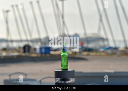 Brighton UK 24. Juli 2018 - Reste der Nacht in Brighton Seafront, als die Hitzewelle in einigen Teilen von Großbritannien mit einem gelben Warnung ausgegeben, und die Menschen geraten, aus der Sonne während der heißesten Teile des Tages: Simon Dack/Alamy Leben Nachrichten zu bleiben weiterhin Stockfoto