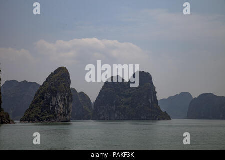 Ha, Ha Long, China. 24. Juli, 2018. Vietnam-Ha Long Bay ist ein UNESCO-Weltkulturerbe und beliebtes Reiseziel in der Provinz Quang Ninh, Vietnam. Die Bucht verfügt über Tausende von Kalkstein Karst und Inseln in verschiedenen Formen und Größen. Ha Long Bay ist ein Zentrum eines größeren Zone mit Bai Tu Long Bucht im Nordosten, und Cat Ba Insel im Südwesten. Diese größeren Zonen haben eine ähnliche geologische, geographische, geomorphologischen, klimatischen und kulturellen Zeichen. Credit: SIPA Asien/ZUMA Draht/Alamy leben Nachrichten Stockfoto