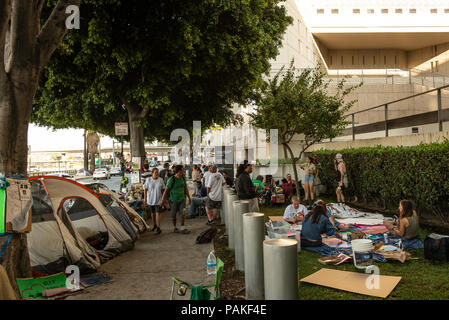 Los Angeles, USA - 23. Juli 2018: Demonstranten Rally und außen Eis Detention Center in Los Angeles in der Innenstadt von Los Angeles am 23.07.1996 2018 besetzen. Sie sind nach wie vor die Konsilidierungsmassnahmen ein Fahrzeug Eingang von Zentrum und es Camping für 33 Tage in Vereinen mit Familien und inhaftierten Immigranten (Credit: Aydin Palabiyikoglu/Alamy leben Nachrichten Stockfoto