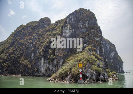 Ha, Ha Long, China. 24. Juli, 2018. Vietnam-Ha Long Bay ist ein UNESCO-Weltkulturerbe und beliebtes Reiseziel in der Provinz Quang Ninh, Vietnam. Die Bucht verfügt über Tausende von Kalkstein Karst und Inseln in verschiedenen Formen und Größen. Ha Long Bay ist ein Zentrum eines größeren Zone mit Bai Tu Long Bucht im Nordosten, und Cat Ba Insel im Südwesten. Diese größeren Zonen haben eine ähnliche geologische, geographische, geomorphologischen, klimatischen und kulturellen Zeichen. Credit: SIPA Asien/ZUMA Draht/Alamy leben Nachrichten Stockfoto