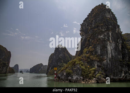 Ha, Ha Long, China. 24. Juli, 2018. Vietnam-Ha Long Bay ist ein UNESCO-Weltkulturerbe und beliebtes Reiseziel in der Provinz Quang Ninh, Vietnam. Die Bucht verfügt über Tausende von Kalkstein Karst und Inseln in verschiedenen Formen und Größen. Ha Long Bay ist ein Zentrum eines größeren Zone mit Bai Tu Long Bucht im Nordosten, und Cat Ba Insel im Südwesten. Diese größeren Zonen haben eine ähnliche geologische, geographische, geomorphologischen, klimatischen und kulturellen Zeichen. Credit: SIPA Asien/ZUMA Draht/Alamy leben Nachrichten Stockfoto