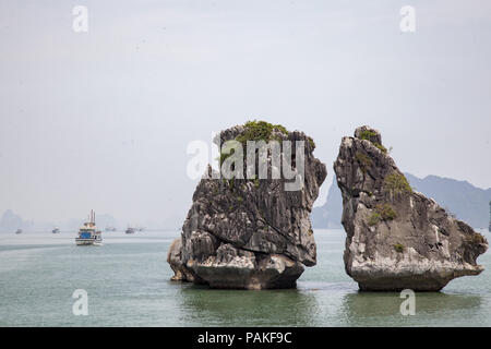 Ha, Ha Long, China. 24. Juli, 2018. Vietnam-Ha Long Bay ist ein UNESCO-Weltkulturerbe und beliebtes Reiseziel in der Provinz Quang Ninh, Vietnam. Die Bucht verfügt über Tausende von Kalkstein Karst und Inseln in verschiedenen Formen und Größen. Ha Long Bay ist ein Zentrum eines größeren Zone mit Bai Tu Long Bucht im Nordosten, und Cat Ba Insel im Südwesten. Diese größeren Zonen haben eine ähnliche geologische, geographische, geomorphologischen, klimatischen und kulturellen Zeichen. Credit: SIPA Asien/ZUMA Draht/Alamy leben Nachrichten Stockfoto