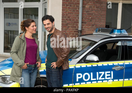 Schauspielerin Yasmina DJABALLAH in der Rolle der Polizeipsychologin Mina Baeumer, Schauspieler Jan KITTMANN in der Rolle des Chief Kommissar Thomas Waldeck, vor einem Streifenwagen posiert, Dreharbeiten für die 10-teilige RTL Crimedy "Der Klempner", die im Frühjahr 2019 die Luft. Aktion: Die polizeipsychologin Mina Baeumer arbeitet bei der Essener Polizei. Zusammen mit dem Chef der Kommissar Thomas Waldeck, sie nicht nur Polizei troupes in ihrer eigenen Art und Weise lösen, sondern auch die Lösung der Probleme ihrer Kunden mit Einfühlungsvermögen und Pragmatismus. Dreharbeiten in Köln am 23.07.2018 Â | Verwendung weltweit Stockfoto