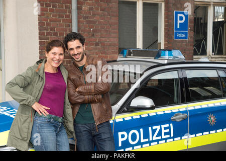 Schauspielerin Yasmina DJABALLAH in der Rolle der Polizeipsychologin Mina Baeumer, Schauspieler Jan KITTMANN in der Rolle des Chief Kommissar Thomas Waldeck, vor einem Streifenwagen posiert, Dreharbeiten für die 10-teilige RTL Crimedy "Der Klempner", die im Frühjahr 2019 die Luft. Aktion: Die polizeipsychologin Mina Baeumer arbeitet bei der Essener Polizei. Zusammen mit dem Chef der Kommissar Thomas Waldeck, sie nicht nur Polizei troupes in ihrer eigenen Art und Weise lösen, sondern auch die Lösung der Probleme ihrer Kunden mit Einfühlungsvermögen und Pragmatismus. Dreharbeiten in Köln am 23.07.2018 Â | Verwendung weltweit Stockfoto