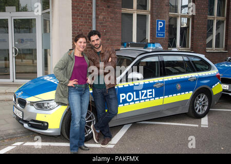 Schauspielerin Yasmina DJABALLAH in der Rolle der Polizeipsychologin Mina Baeumer, Schauspieler Jan KITTMANN in der Rolle des Chief Kommissar Thomas Waldeck, vor einem Streifenwagen posiert, Dreharbeiten für die 10-teilige RTL Crimedy "Der Klempner", die im Frühjahr 2019 die Luft. Aktion: Die polizeipsychologin Mina Baeumer arbeitet bei der Essener Polizei. Zusammen mit dem Chef der Kommissar Thomas Waldeck, sie nicht nur Polizei troupes in ihrer eigenen Art und Weise lösen, sondern auch die Lösung der Probleme ihrer Kunden mit Einfühlungsvermögen und Pragmatismus. Dreharbeiten in Köln am 23.07.2018 Â | Verwendung weltweit Stockfoto