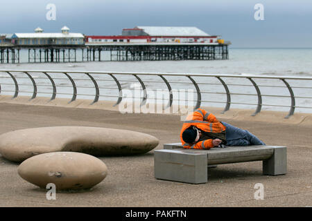 Blackpool, Lancashire, UK Wetter. 24.07.2018. Schlafen an einem grauen, bedeckten Tag Nach dem nächtlichen Regen, während der Süden von England aalt sich in einem anderen Sommerhitze der Nordwestküste ist bewölkt, gelegentlich Regen. Credit: MediaWorldImages/AlamyLiveNews Stockfoto