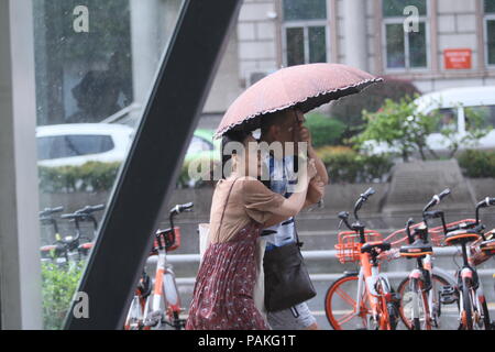 Chengdu, Sichuan, China, 24. Juli 2018. Starker Regen ist plötzlich Fußgänger in Chengdu, Provinz Sichuan im Südwesten Chinas gestört. Das sonnige Wetter noch bis 4 Uhr, wenn Gewitter sind unerwartet. Sichuan hat durch starken Regen in diesem Sommer zerschlagen worden. Die meteorologischen Behörden haben die Öffentlichkeit für potenzielle Katastrophen wie der Regen fort. Credit: Costfoto/Alamy Leben Nachrichten vorbereitet zu sein, warnte Stockfoto
