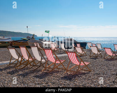 Beer, Devon, Großbritannien. 24. Juli 2018. UK Wetter: Backen mit warmen Sonnenschein und blauer Himmel im Bier. Der Strand ist ruhig im malerischen Devon Fischerdorf Bier als die Sommerhitze in Großbritannien intensiviert. Credit: Celia McMahon/Alamy leben Nachrichten Stockfoto