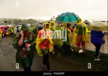 Builth Wells Wales UK, Dienstag, 24. Juli 2018 UK Wetter: Menschen Zuflucht vor dem Regen auf der Royal Welsh Show, führenden landwirtschaftlichen Veranstaltung Foto © der britischen Keith Morris/Alamy leben Nachrichten Stockfoto