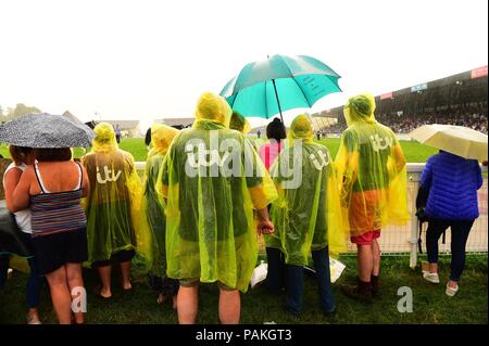 Builth Wells Wales UK, Dienstag, 24. Juli 2018 UK Wetter: Menschen Zuflucht vor dem Regen auf der Royal Welsh Show, führenden landwirtschaftlichen Veranstaltung Foto © der britischen Keith Morris/Alamy leben Nachrichten Stockfoto