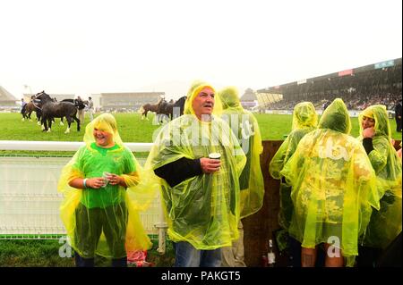 Builth Wells Wales UK, Dienstag, 24. Juli 2018 UK Wetter: Menschen Zuflucht vor dem Regen auf der Royal Welsh Show, führenden landwirtschaftlichen Veranstaltung Foto © der britischen Keith Morris/Alamy leben Nachrichten Stockfoto