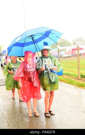 Builth Wells Wales UK, Dienstag, 24. Juli 2018 UK Wetter: Menschen Zuflucht vor dem Regen auf der Royal Welsh Show, führenden landwirtschaftlichen Veranstaltung Foto © der britischen Keith Morris/Alamy leben Nachrichten Stockfoto