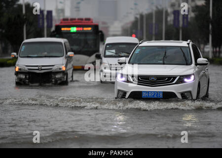 (180724) - Tianjin, 24. Juli 2018 (Xinhua) - Autos durch eine überflutete Straße in Nankai Stadtteil North China Tianjin Gemeinde, 24. Juli 2018. Schwere Unwetter von Typhoon Ampil schlug Peking und benachbarten Gebieten zwischen Montag und Dienstag Morgen, den Nationalen Meteorologischen Center (NMC) sagte. (Xinhua/Li Ran) (hxy) Stockfoto