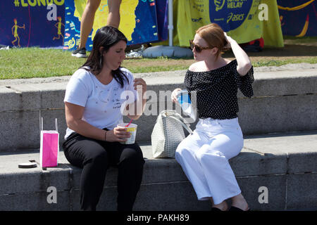 London, Großbritannien. 24. Juli, 2018. Blauer Himmel über London, wie die Wettervorhersage ist sehr heiß und sonnig für die absehbare Zukunft mit den heißesten Temperaturen in diesem Sommer in dieser Woche, die heiße Luft aus Afrika und dem Mittelmeerraum. Das Met Office gestern eine öffentliche Gesundheit Warnung aus der Sonne zwischen 11 und Aufenthalt ausgestellt und 15 Uhr und hydriert zu bleiben. Credit: Keith Larby/Alamy leben Nachrichten Stockfoto