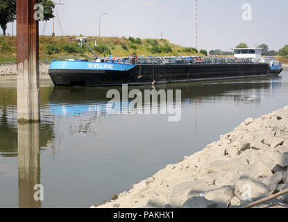 Friedrichsfeld, Deutschland. 24. Juli, 2018. Ein Tanker übergibt eine Mooring Schiff vor friedrichsfeld Sperren. Der Poller sieht einen langen Weg aus dem Wasser wegen der niedrigen Wasserstand des Rheins. Die Dämme der Wesel-Datteln-Kanal kurz vor der Mündung in den Rhein. Aufgrund der fragilen Poller auf dem Schloss Wänden, es gibt lange Wartezeiten an den Schleusen. Foto: Roland Weihrauch/dpa/Alamy leben Nachrichten Stockfoto