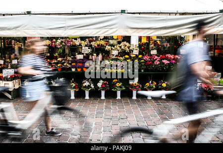 Bozen. 23. Juli 2018. Foto am Juli 23, 2018 zeigt einen Markt in Bozen, Norditalien. Bozen ist in der Region Trentino-Alto Adige. Es war einmal ein Anschlag auf den Bus Route zwischen Italien und den blühenden Österreichisch-ungarischen Reiches. Die Stadt ist gemischt mit Kulturen. Durch die kühle Witterung, Bozen zieht viele Touristen im Sommer. Credit: Jin Yu/Xinhua/Alamy leben Nachrichten Stockfoto