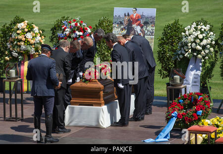 24. Juli 2018, Deutschland, Warendorf: Eventing Reiter Andreas Ostholt (L-R) und pallbearers Peter Teeuwen (3-L), Heinrich-Hermann Engemann, Otto Becker, nationalen Springreiten Trainer und Soenke Lauterbach, Generalsekretär des Deutschen Olympischen Komitee für Pferdesport (Dokr), Eberhard Seemann und Dennis Peiler, Geschäftsführer des Deutschen Olympischen Komitee für Pferdesport e.V. (Dokr) (R), am Sarg des Verstorbenen Hans Günter Winkler. Winkler wurde in Warendorf am 9. Juli 2018 starb. Er war der erfolgreichste deutsche Olympische show Jumper. Foto: Friso Gentsch/dpa Stockfoto