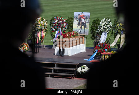 Warendorf, Deutschland. 24. Juli, 2018. Der Sarg des Verstorbenen Hans Günter Winkler ist im Stadion der Sportschule des Deutschen Bundesministeriums der Verteidigung. Winkler wurde in Warendorf am 9. Juli 2018 starb. Er war der erfolgreichste deutsche Olympische show Jumper. Credit: Friso Gentsch/dpa/Alamy leben Nachrichten Stockfoto