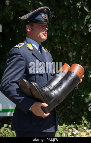 Warendorf, Deutschland. 24. Juli, 2018. Veranstaltung Reiter Andreas Ostholt trägt den Reitstiefel von show-Jumper Hans Günter Winkler bei seiner Trauerfeier. Winkler wurde in Warendorf am 9. Juli 2018 starb. Credit: Friso Gentsch/dpa/Alamy leben Nachrichten Stockfoto