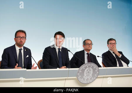 Alfonso Bonafede, Giuseppe Conte, Giovanni Tria e Giancarlo Giorgetti Roma 24/07/2018. Conferenza stampa al Termine del Consiglio dei Ministri. Rom 24. Juli. Pressekonferenz am Ende der Minister. Foto Samantha Zucchi Insidefoto Stockfoto