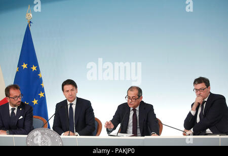 Alfonso Bonafede, Giuseppe Conte, Giovanni Tria e Giancarlo Giorgetti Roma 24/07/2018. Conferenza stampa al Termine del Consiglio dei Ministri. Rom 24. Juli. Pressekonferenz am Ende der Minister. Foto Samantha Zucchi Insidefoto Stockfoto