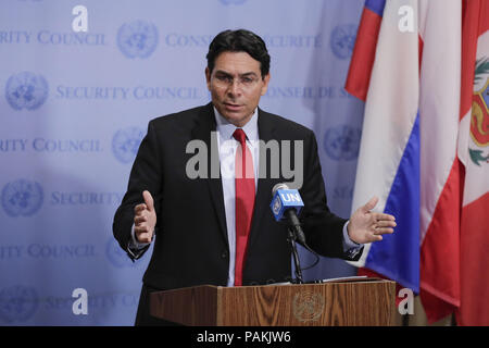 New York, NY, USA. 24. Juli, 2018. Vereinten Nationen, New York, USA, 24. Juli 2018 - Danny Danon, Ständiger Vertreter Israels bei der UNO, spricht mit Journalisten auf der Downing der syrischen Flugzeug heute am Hauptsitz der Vereinten Nationen in New York. Foto: Luiz Rampelotto/EuropaNewswire Credit: Luiz Rampelotto/ZUMA Draht/Alamy leben Nachrichten Stockfoto