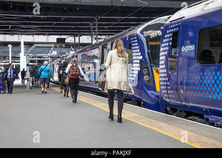 Marke Scotrails neue Klasse 385 am Bahnhof Glasgow Queen Street Station machen Ihre erste Fahrt mit Passagieren. Stockfoto