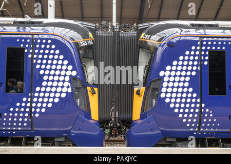 Marke Scotrails neue Klasse 385 am Bahnhof Glasgow Queen Street Station machen Ihre erste Fahrt mit Passagieren. Stockfoto