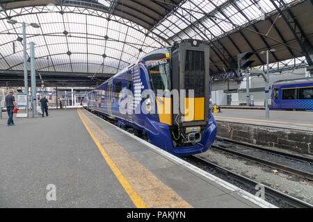 Marke Scotrails neue Klasse 385 am Bahnhof Glasgow Queen Street Station machen Ihre erste Fahrt mit Passagieren. Stockfoto