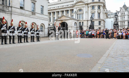 London, UK, 24. Juli 2018. Touristen Masse in den schattierten Bereichen der Horse Guards Parade in London Whitehall die Endabnahme an dem Tag mit Pferden der Household Cavalry und uniformierte Soldaten zu sehen. Credit: Imageplotter Nachrichten und Sport/Alamy leben Nachrichten Stockfoto