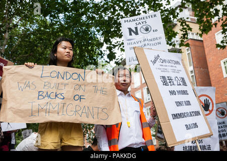 London, Großbritannien. 24. Juli, 2018. Mitglieder der Chinatown Gemeinschaft Protest außerhalb des Büros zu Hause gegen das Verhalten von Einwanderung und Polizisten, die während und nach einem Überfall auf ein Restaurant in Chinatown am 5. Juli 2018. Unternehmen in Chinatown waren auch heute für ein 5-stündiger Generalstreik geschlossen. Credit: Mark Kerrison/Alamy leben Nachrichten Stockfoto