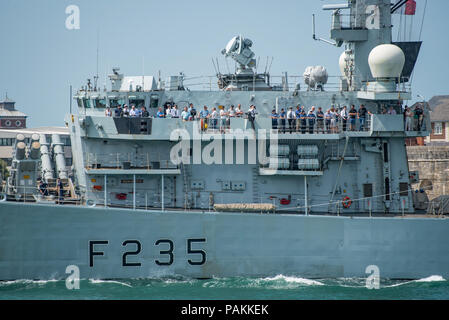 Portsmouth, Großbritannien. 24. Juli, 2018. Die britische Royal Navy Typ 23 Fregatte HMS Monmouth zu sein scheint, die geladenen Gäste, wie es vergeht Sonnenanbeter am Strand. Credit: Neil Watkin/Alamy leben Nachrichten Stockfoto