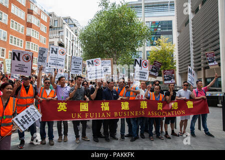 London, Großbritannien. 24. Juli, 2018. Mitglieder der Chinatown Gemeinschaft Protest außerhalb des Büros zu Hause gegen das Verhalten von Einwanderung und Polizisten, die während und nach einem Überfall auf ein Restaurant in Chinatown am 5. Juli 2018. Unternehmen in Chinatown waren auch heute für ein 5-stündiger Generalstreik geschlossen. Credit: Mark Kerrison/Alamy leben Nachrichten Stockfoto