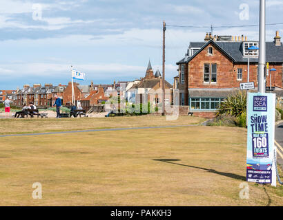 North Berwick, East Lothian, Schottland, Großbritannien, 24. Juli 2018. UK Wetter: Die Sonne scheint im Badeort auf Elcho Green. Ein Plakat für das Festival Fringe by the Sea von North Berwick Stockfoto