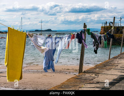 North Berwick, East Lothian, Schottland, Großbritannien, 24. Juli 2018. Wetter in Großbritannien: An einem sonnigen Tag hängt man sich an der Strandpromenade im Westen an der Forth of Forth Shore zum Trocknen auf Stockfoto