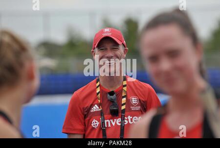 London, Großbritannien. 24. Juli, 2018. Danny Kerry (GER Trainer) hat ein Lachen mit den Spielern während des Trainings. England Training Session. Hockey der Frauen-WM 2018. Lee Valley Hockey Centre. Queen Elizabeth Olympic Park. Stratford. London. UK. 24.07.2018. Credit: Sport in Bildern/Alamy leben Nachrichten Stockfoto