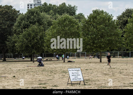 London, Großbritannien. 24. Juli, 2018. "Kein Grillen, keine Brände in diesem Bereich der Park'. London erhält eine Atempause mit einigen Cloud, aber immer noch kein Regen im Süden Londons, wo das Gras in Burgess Park mehr wie Sand sieht. David Rowe/Alamy Leben Nachrichten. Stockfoto