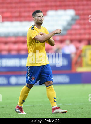 London, Großbritannien, 24. Juli 2018 - Jake Forster-Caskey aus Charlton während des vor der Saison freundlichen Fußballspiels zwischen Charlton Athletic und Brighton und Hove Albion im Valley Stadium Foto aufgenommen von Simon Dack Credit: Simon Dack/Alamy Live News - nur zur redaktionellen Verwendung Stockfoto