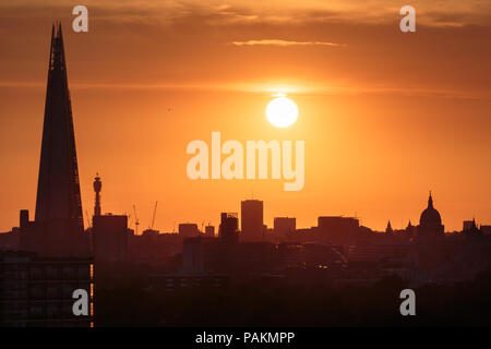 London, Großbritannien. 24. Juli, 2018. UK Wetter: Sonne über der Stadt Landschaft mit dem Shard Wolkenkratzer und St. Paul's Kathedrale. Credit: Guy Corbishley/Alamy leben Nachrichten Stockfoto