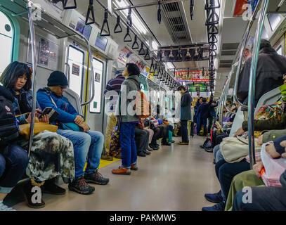 Nagoya, Japan - Dec 3, 2016. Die Passagiere der S-Bahn in Nagoya, Japan. Die Züge sind eine sehr bequeme Möglichkeit für Besucher rund um Japan zu reisen. Stockfoto